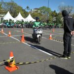 Mitra Gojek Bali saat mengikuti pelatihan berkendara aman dalam upaya memberikan standar pelayanan dan keselamatan tertinggi bagi mitra dan pelanggan.