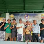 Bandesa Adat Padangtegal, I Made Parmita (tengah) didampingi para petinggi Padangtegal FC seusai memberikan penjelasan. (Foto: djo)