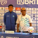 Pelatih PSBS Biak Emral Abus (kanan) dan Takuya Matsunaga saat pre match press conference (PMPC) di Kuta, Minggu (1/12/2024) (Foto: chaarly MO PSBS)
