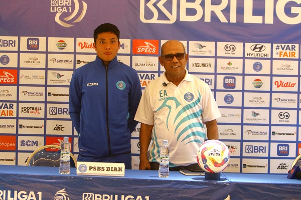 Pelatih PSBS Biak Emral Abus (kanan) dan Takuya Matsunaga saat pre match press conference (PMPC) di Kuta, Minggu (1/12/2024) (Foto: chaarly MO PSBS)