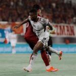 Pencetak gol tunggal Bali United ke gawang PSM Makassar, Privat Mbarga mencoba melewati pemain lawan saat Bali United menang 1-0 atas tuan rumah PSM, Jumat (25/4/2025) malam. (Foto: MO Bali United/Alex)