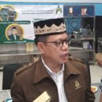 Kajari Klungkung IB Hamka saat menjelaskan kepada wartawan terkait penetapan dan penahanan tersangka IWS lantaran diduga menyelewengkan dana Komite dan PIP senilai Rp1,174 miliar. (Foto: djo)