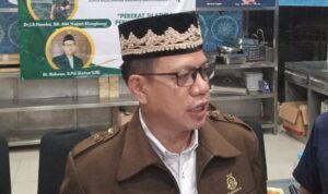 Kajari Klungkung IB Hamka saat menjelaskan kepada wartawan terkait penetapan dan penahanan tersangka IWS lantaran diduga menyelewengkan dana Komite dan PIP senilai Rp1,174 miliar. (Foto: djo)
