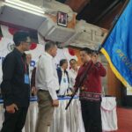 Wayan Dira Arsana menerima pataka PWI Bali dari utusan PWI Pusat seusai dirinya terpilih secara aklamasi sebagai Ketua PWI Bali periode 2025-2030 melalui Konferprov PWI Bali, Jumat (30/5/2025). (Foto: Panitia Konferprov)