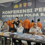 Direktur Reserse Siber Polda Bali, Kombes Pol Ranefi Dian Candra saat menjelaskan pengungkapan tindak pidana perlindungan data pribadi dengan menangkap enam orang pelaku di Sesetan, Denpasar Selatan. (Foto: Bid Humas Polda Bali)