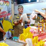 Tim Gabungan saat sidak dan menemukan 22 pelaku usaha mikro kecil dan menengah (UMKM) yang berjualan di luar area Taman Budaya Denpasar menggunakan plastik sekali pakai seperti tas kresek dan pipet plastik. (Foto: Humas Pemprov Bali)