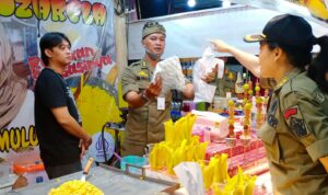 ketemu sidak Tim Gabungan saat sidak dan menemukan 22 pelaku usaha mikro kecil dan menengah (UMKM) yang berjualan di luar area Taman Budaya Denpasar menggunakan plastik sekali pakai seperti tas kresek dan pipet plastik. (Foto: Humas Pemprov Bali)