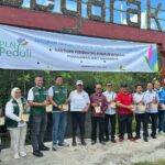 Kepala Dinas Kehutanan dan Lingkungan Hidup Provinsi Bali Dr Drs I Made Rentin AP, MSi (tengah) bersama mitra kerja dari PLN siap menanam mangrove di pesisir Kedonganan, Kabupaten Badung, Rabu (9/7/2025) (Foto: dok Dinas Kehutanan Lingkungan Hidup Bali)