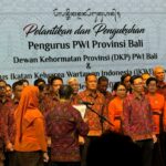Ketua Umum PWI Pusat Hendry Ch Bangun saat melantik dan mengukuhkan pengurus PWI Bali, Dewan Kehormatan Provinsi (DKP) PWI Bali, dan Ikatan Keluarga Wartawan Indonesia (IKWI) Bali di Gedung Ksirarnawa, Taman Budaya Denpasar, Selasa (22/7/2025). (Foto: Panitia)