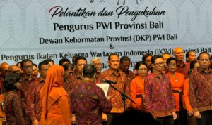 Ketua Umum PWI Pusat Hendry Ch Bangun saat melantik dan mengukuhkan pengurus PWI Bali, Dewan Kehormatan Provinsi (DKP) PWI Bali, dan Ikatan Keluarga Wartawan Indonesia (IKWI) Bali di Gedung Ksirarnawa, Taman Budaya Denpasar, Selasa (22/7/2025). (Foto: Panitia)