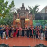 Kelompok Pertiwi, gabungan dari sejumlah seniman seni rupa dari Toba dan Bali foto bersama sebelum pembukaan pameran ‘Toba Bali Art Project 2025’ di Santrian Art Gallery, Sanur, Denpasar, Jumat (11/7/2025) sore. (Foto: djo)