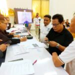 Ketua Dewan Hakim Fredrik Billy (kiri) bersama anggota Dewan Hakim sedang memeriksa bukti-bukti surat yang menjadi dasar gugatan salah satu kontingen Porprov Bali XVI/2025). (Foto: dok billy)