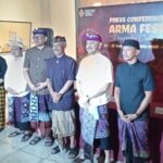 Wamen Kebudayaan RI Giring Ganesha (nomor 2 dari kanan) berfoto bersama founder ARMA Museum Ubud, Anak Agung Gede Rai (tengah) seusai memberi penjelasan kepada pers, Sabtu (27/9/2025) (foto:djo)