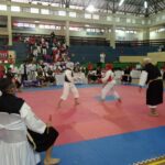 Dua kenshi sedang bertanding untuk menjadi yang terbaik di ajang Porprov Bali XVI/2025 yang berakhir Selasa (16/9/2025) di GOR Ngurah Rai Denpasar. (Foto: djo)