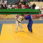 Judoka Denpasar I Gede Satrya Narendra (kanan) harus mengakui ketangguhan judoka Bangli Komang Widiarta di kelas +90 kg final kedua beregu campuran Porprov Bali XVI/2025 di GOR Ngurah Rai Denpasar, Rabu (3/9)
