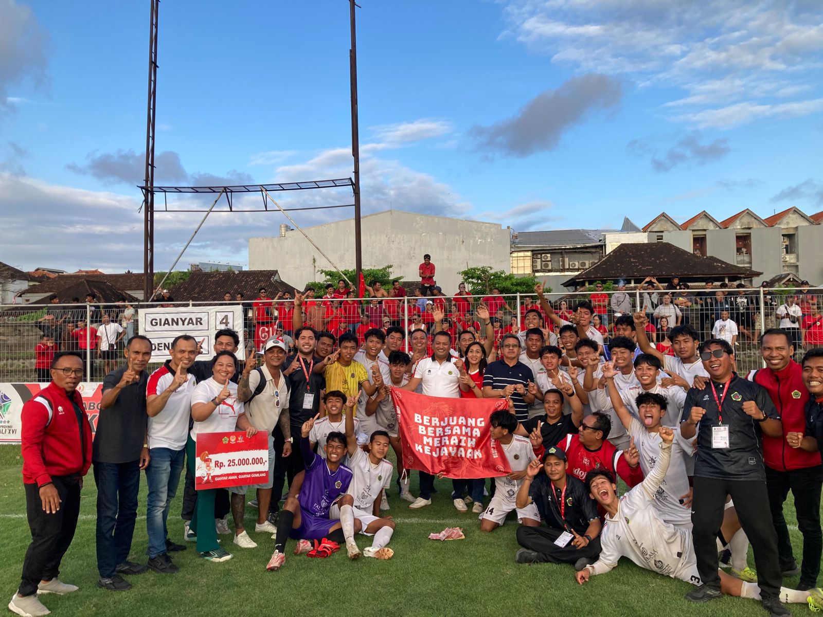 Tim sepak bola Gianyar melakukan selebrasi seusai memastikan medali cabor sepak bola Porprov Bali XVI/2025 menjadi milik mereka dengan mengalahkan Denpasar 4-3 di Lapangan Samudera Kuta, Selasa (16/9) (Foto: bin-awan)