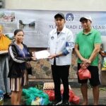 Peradi Young Lawyers Committee Denpasar pada Jumat (19/9/2025) melakukan aksi sosial berupa memberikan bantuan kepada korban banjir yang terjadi di Denpasar dan Badung beberapa waktu lalu (Foto: billy)