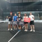 Ketua Umum Pengurus Besar Padel Indonesia (PBPI) Galih Dimuntur Kartasasmita (kiri) foto bersama juara Women Category Sirnas Padel 2025 Seri Bali Grandmaster pasangan Beatrice/Albina di Island Sports Club Canggu, Minggu (14/9/2025) malam. (Foto: djo)