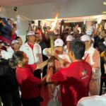 Wakil Gubernur Bali, I Nyoman Giri Prasta, menyerahkan api obor kepada atlet sebagai tanda resmi dibukanya Pekan Olahraga Provinsi (Porprov) Bali XVI/2025 di Stadion I Gusti Ngurah Rai, Denpasar, Selasa (9/9/2025). (Foto : Angga)