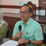 Direktur Medik dan Keperawatan RSUP Prof. dr. I.G.N.G. Ngoerah, dr. I Made Darmajaya, Sp.B, Sp.BA., Subsp.D.A(K)., MARS, FIAFS, memberikan klarifikasi kepada awak media terkait pelaksanaan otopsi warga negara Australia, Byron James Dumschat, di Denpasar, Rabu (24/9/2025). (Foto: Humas RS Ngoerah)