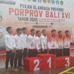 Trio pesilat putra Denpasar, Badung, dan Bangli masing-masing naik podium pertama, kedua, dan ketiga nomor seni regu putra Porprov Bali XVI/2025, Sabtu (6/9/2025) (Foto: djo)