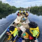 Personel dari Utama Spice dan Seven Clean tampak membersihkan sampah plastik menggunakan perahu (Foto: ist)