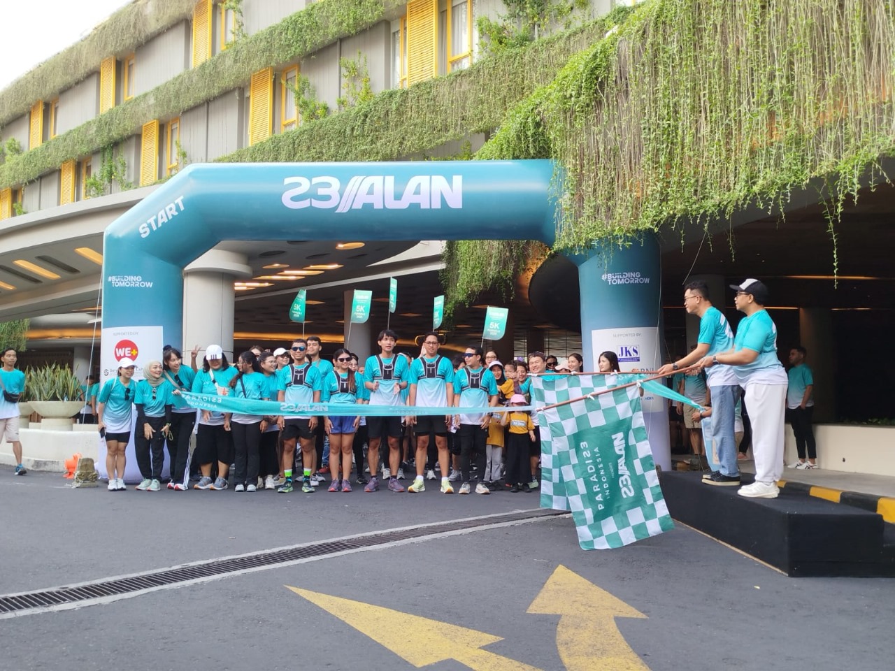 Peserta Fun Walk 5 Kilometer saat start di depan Beachwalk Shopping Center, Kuta, Minggu (19/10/2025) (Foto: djo)