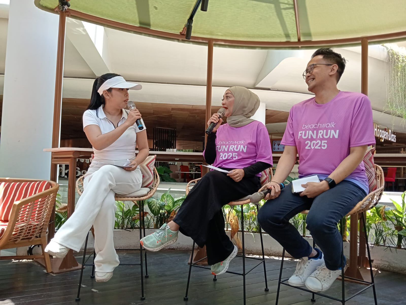 General Manager Beachwalk Shopping Center, Gita Sunarwulan (tengah) dan Campaign & Experience Manager Reksa Hartoyo (kanan) saat menjelaskan kepada pers terkait event Beachwalk Fun Run 5K, Kamis (2/10/2025) (Foto: djo)