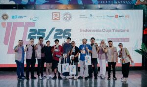 Alif Andira (nomor 5 dari kiri) setelah dinobatkan sebagai pemenang ICTC 2025/2026, Minggu (26/10/2025) berpose bersama finalis lainnya dan para pendukung gelaran ini. (Foto: komunitas Semeton Kopi Bali)