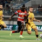 Striker Madura United Joao Pereira Albertine alias Balotelli (jersey merah putih) mendapat kawalan ketat pemain Persija saat kedua tim bentrok di pekan ke-10 Super League 2025/2026. (Foto: I.League.id)