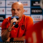 Pelatih Bali United Johnny Jansen menginstruksikan skuadnya bekerja lebih keras lagi untuk mendulang poin maksimal saat menjamu Persib Bandung di pekan ke-11 Super League 2025/2026 di Stadion Kapten I Wayan Dipta Gianyar, Sabtu (1/11/2025) malam. (Foto: Alex MOBU)