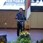 Wakil Kepala Badan Pusat Statistik RI, Dr. Sonny Harry Budiutomo Harmadi, S.E., M.E., CRGP, saat menyampaikan kuliah umum bertajuk “Statistik Bicara, Publik Percaya: Merancang Pembangunan Berkelanjutan di Era Revolusi Data” di Theater Room, Kampus Bukit Jimbaran, Universitas Udayana, Jumat (10/10/2025). (Foto: angga)