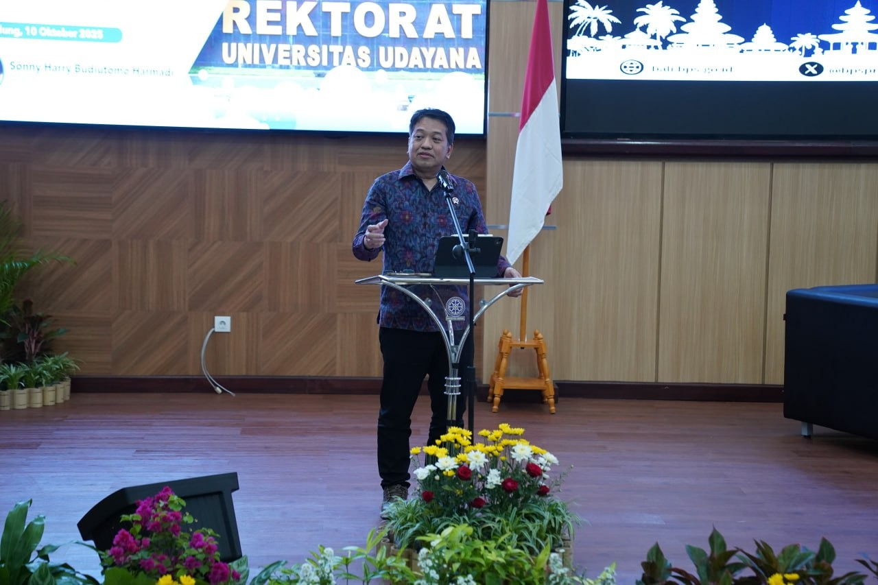 Wakil Kepala Badan Pusat Statistik RI, Dr. Sonny Harry Budiutomo Harmadi, S.E., M.E., CRGP, saat menyampaikan kuliah umum bertajuk “Statistik Bicara, Publik Percaya: Merancang Pembangunan Berkelanjutan di Era Revolusi Data” di Theater Room, Kampus Bukit Jimbaran, Universitas Udayana, Jumat (10/10/2025). (Foto: angga)