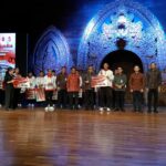 Wali Kota Jaya Negara didampingi Wawali Arya Wibawa dan Ketua DPRD Ngurah Gede saat menyerahkan dana tali kasih kepada atlet dan pelatih peraih medali pada Porprov Bali XVI/2025, di DNA, Kota Denpasar, Selasa (4/11/2025). (Foto: djo)