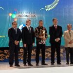 Suharman Noerman (kanan) dan Y. Kristianto Widiwardono (dua dari kanan) saat mendampingi penerima anugerah saat berlangsungnya International Conference on Circular Economy and SustainabilIty, di Bali, Selasa (18/11/2025) malam. (Foto: djo)