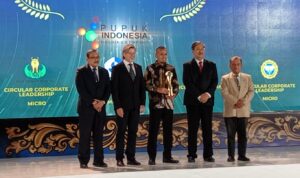 Suharman Noerman (kanan) dan Y. Kristianto Widiwardono (dua dari kanan) saat mendampingi penerima anugerah saat berlangsungnya International Conference on Circular Economy and SustainabilIty, di Bali, Selasa (18/11/2025) malam. (Foto: djo)