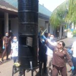 Aksi pemusnahan massal barang bukti kejahatan dipimpin langsung Kepala Kejaksaan Negeri Jembrana, Dr. Salomina Mieke Saliama, di halaman Kantor Kejari pada Rabu (12/11/2025). (Foto:dik)