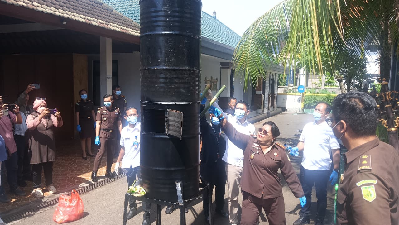 Aksi pemusnahan massal barang bukti kejahatan dipimpin langsung Kepala Kejaksaan Negeri Jembrana, Dr. Salomina Mieke Saliama, di halaman Kantor Kejari pada Rabu (12/11/2025). (Foto:dik)