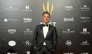 shef Chef Syrco Bakker, penerima penghargaan Two Knives (World-Class) di ajang The Best Chef Awards 2025 di Milan, menempatkannya di antara 236 chef terkemuka dunia yang diakui atas kreativitas, keahlian, dan pengaruhnya di panggung kuliner global. (Foto: Ist)