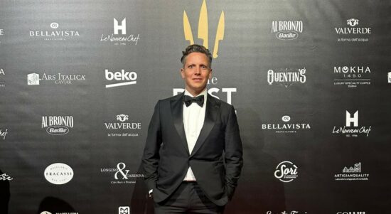 Chef Syrco Bakker, penerima penghargaan Two Knives (World-Class) di ajang The Best Chef Awards 2025 di Milan, menempatkannya di antara 236 chef terkemuka dunia yang diakui atas kreativitas, keahlian, dan pengaruhnya di panggung kuliner global. (Foto: Ist)