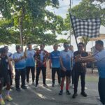 Wakil Wali Kota Denpasar I Kadek Agus Arya Wibawa dan Ketua Panitia Penyelenggara SBIHM 2026 Ida Bagus Surya mengibaskan bendera start secara simbolis tanda rangkaian lari marathon 5K, 10K, dan 21K dimulai, Sabtu (1/11/2025). (Foto: djo)