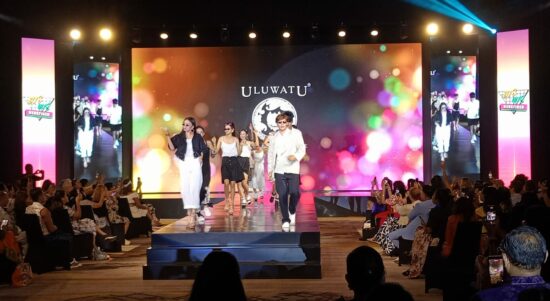 Fashion show yang diselenggarakan Uluwatu Handmade Balinese Lace di The Meru Hotel Sanur, Jumat (19/12/2025) untuk memperkenalkan produk barunya kepada khalayak (Foto: djo)