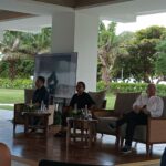 Prof. Johannes Widodo (kanan) dan praktisi desain Ar. Gregorius Supie Yolodi dan Ar. Maria Rosantina saat bedah buku ‘Tropical Indulgence’ The Meru Sanur and Bali Beach Hotel, Selasa (23/12/2025) (Foto: djo)