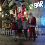 Restaurant & Bar Manager 69 Bar & Resto Kuta, Bali, Sang Ayu Paramita didampingi Brand Development Manager, Stefanie Dwidjaja diapit Sinterklas dan Santarini foto bersama di depan 69 Bar & Resto Kuta, Bali. (Foto: djo)