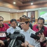 Bupati Badung I Wayan Adi Arnawa saat menjawab pertanyaan wartawan seusai membuka Musorkab KONI Badung di Puspem Badung, Senin (29/12/2025) (Foto: djo)