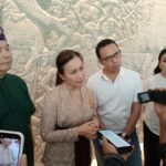 Direktur SDM & Digital In Journey, Herdy Harman (nomor 2 dari kanan) dan Ketua Yayasan Kanker Anak Indonesia (YKAI), Sellyana Sorongan (nomor 3 dari kanan) saat memberikan keterangan kepada pers, Jumat (5/12/2025) (Foto: djo)