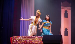 Aladin membawa Putri Jasmine terbang menggunakan permadani merupakan salah satu adegan paling menawan di pementasan Arabian Night – The Musical persembahan Hi Bali Production dan Pelangi Dance Academy & Studio (Foto: Hi Bali Production)