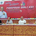 Ketua Umum KONI Bali I Gusti Ngurah Oka Darmawan dan Sekum KONI Bali Nyoman Yamadhiputra saat rapat evaluasi di KONI Bali, Selasa (30/12/2025) (Foto: djo)