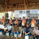 aa General Manager Prama Sanur Beach Bali I Gusti Bagus Surya (duduk no.3 dari kiri) foto bersama pada "model" yang menggunakan jersey orange dan hitam (berdiri di belakang) seusai launching jersey di Prama Sanur Beach Bali, Minggu (21/12/2025) (Foto: djo)