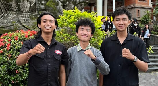 Ketua BEM Universitas Udayana Arma dan Ketua Bem terpilih Gung Pram usai diskusi di lingkungan kampus Udayana (foto: angga)